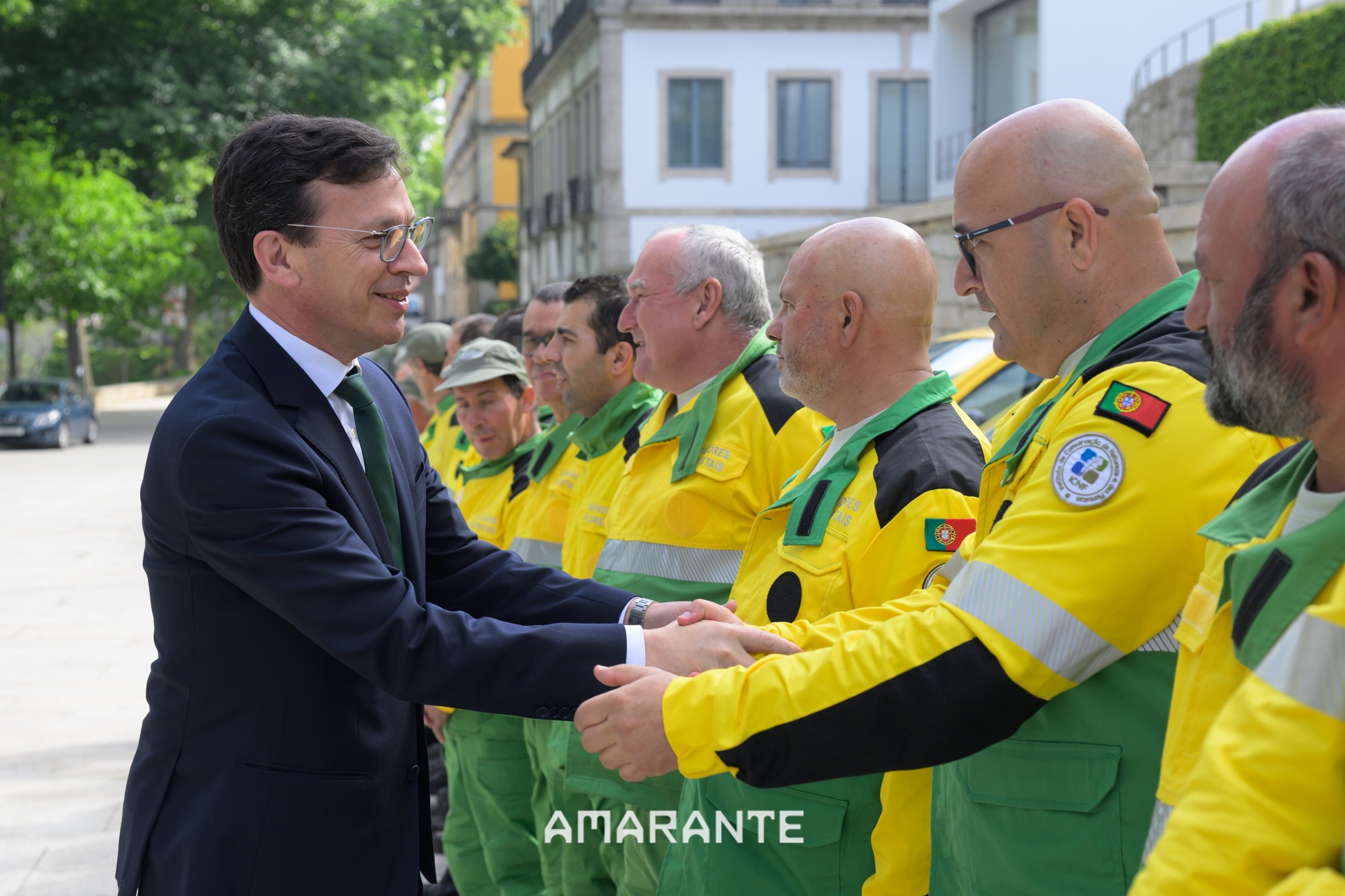 Jorge Ricardo, Presidente do Município de Amnarante cumprimenta um dos Sapadores Florestais