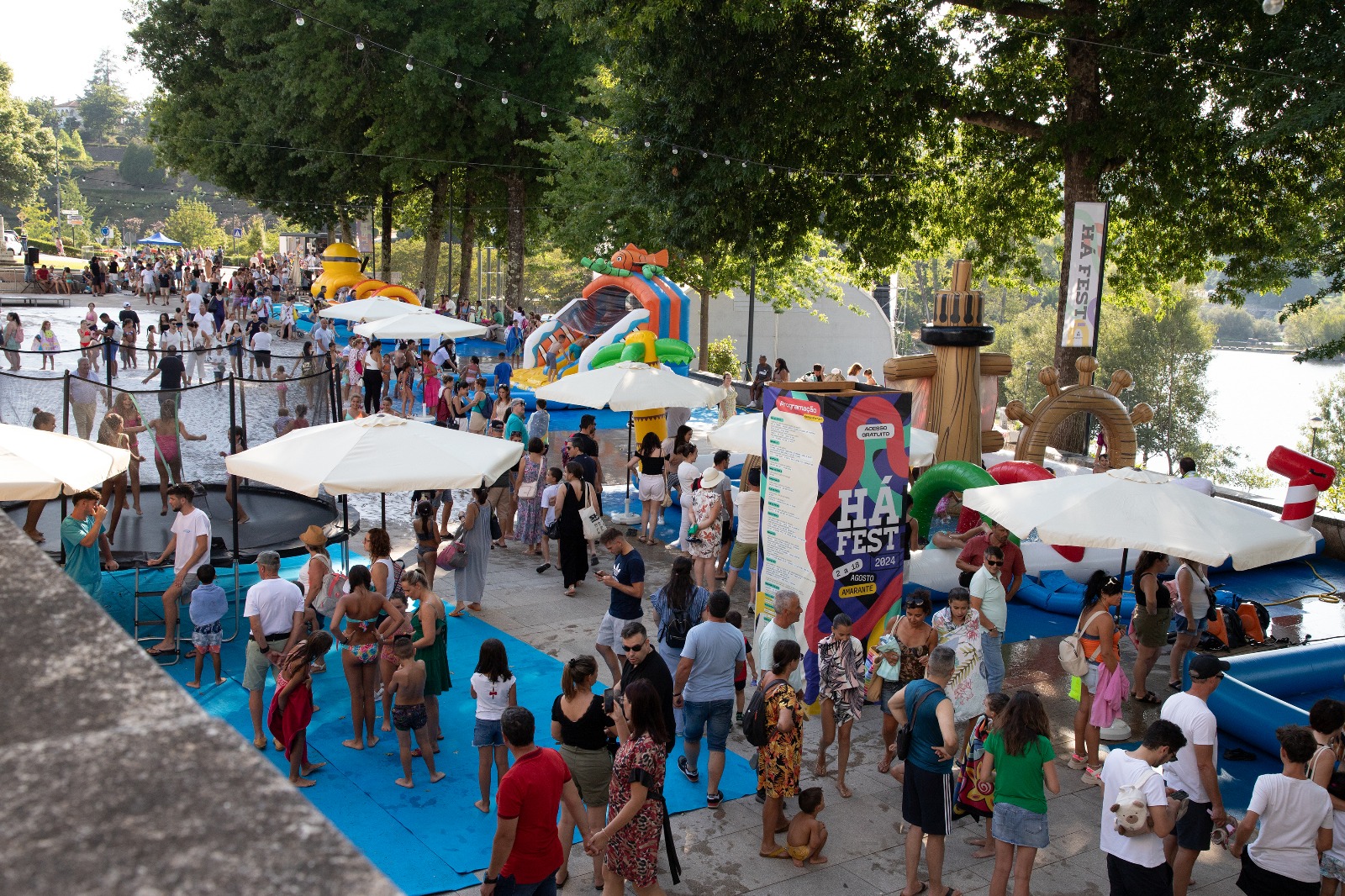 Festa da espuma atrai os mais novos